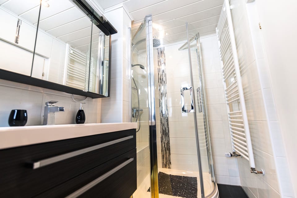 Standard Triple Room, Private Bathroom (3BZS) | Bathroom