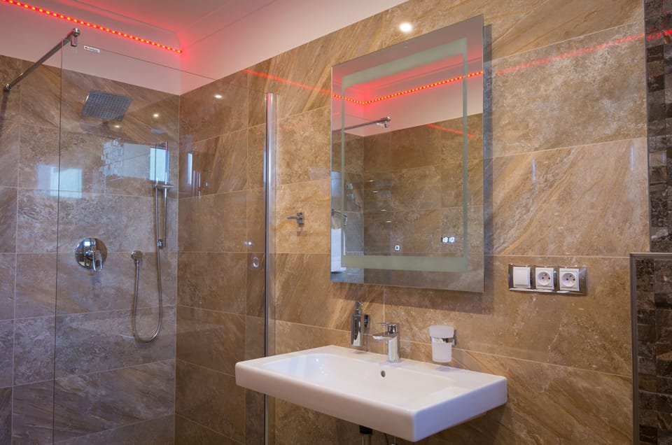Superior Studio (C - with Kitchenette) | Bathroom | Shower, free toiletries, hair dryer, towels