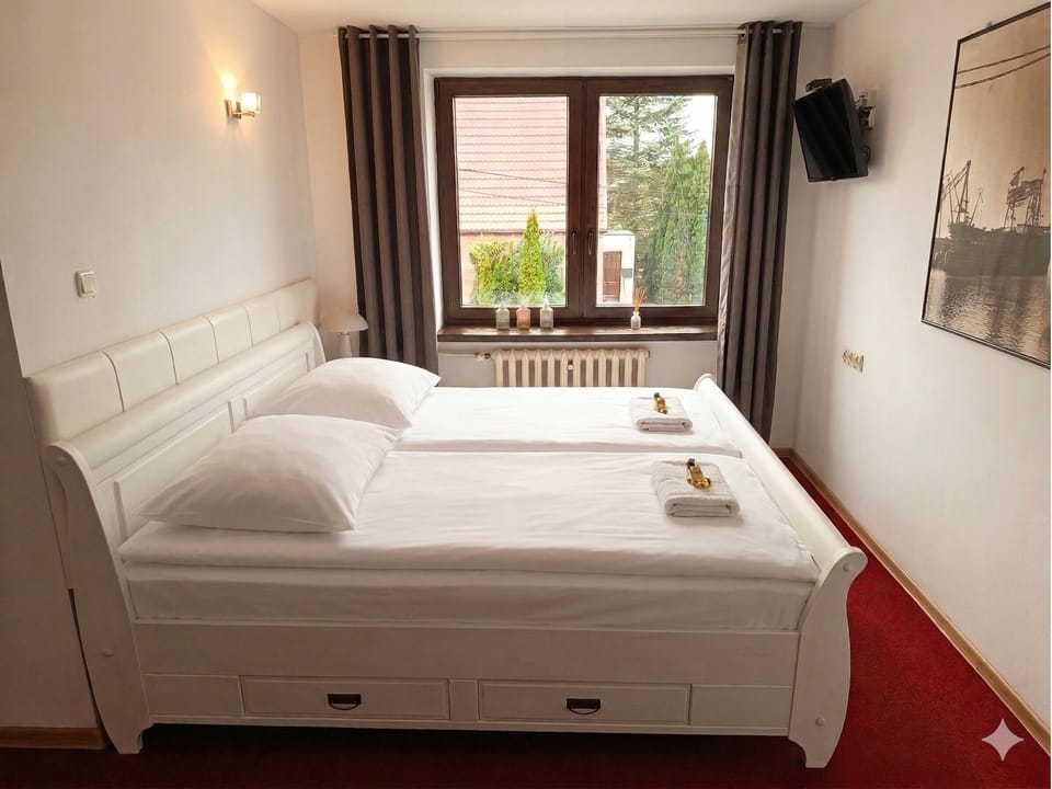 Standard Double Room | Soundproofing, iron/ironing board (on request), bed sheets