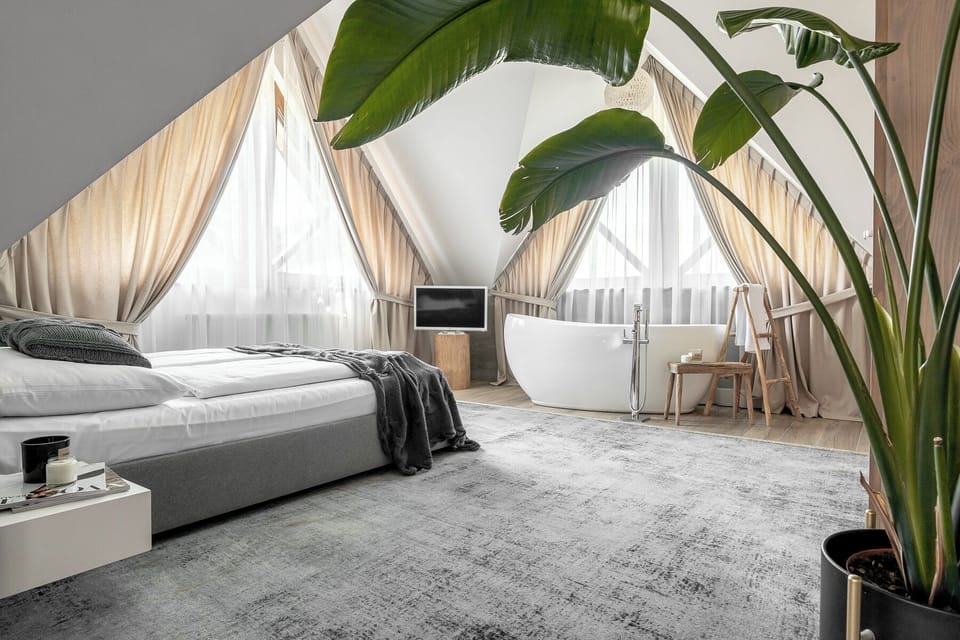Deluxe Studio Suite, 1 Bedroom, Bathtub | Individually decorated, individually furnished, soundproofing, free WiFi