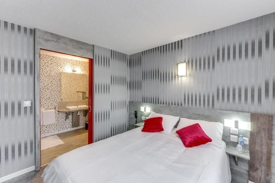 Premium bedding, memory foam beds, desk, soundproofing