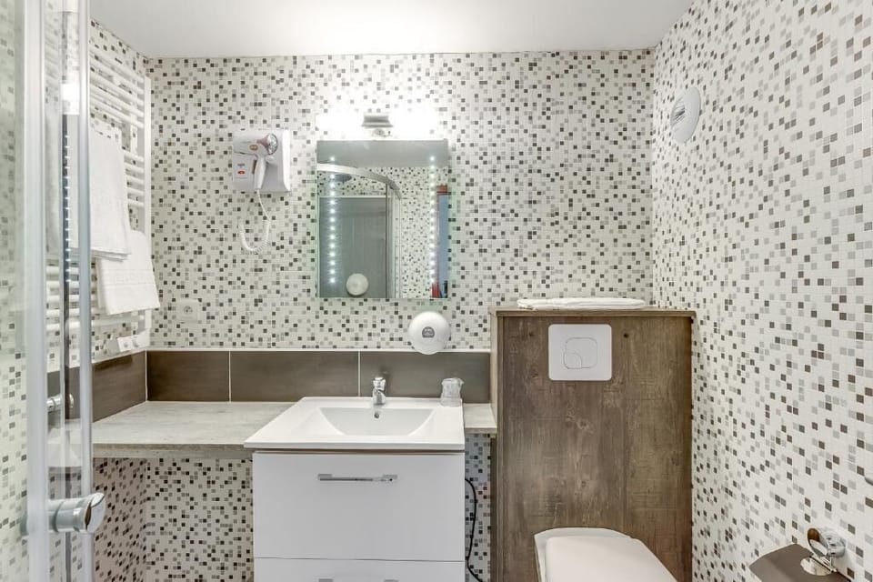 Deep soaking tub, rainfall showerhead, free toiletries, hair dryer