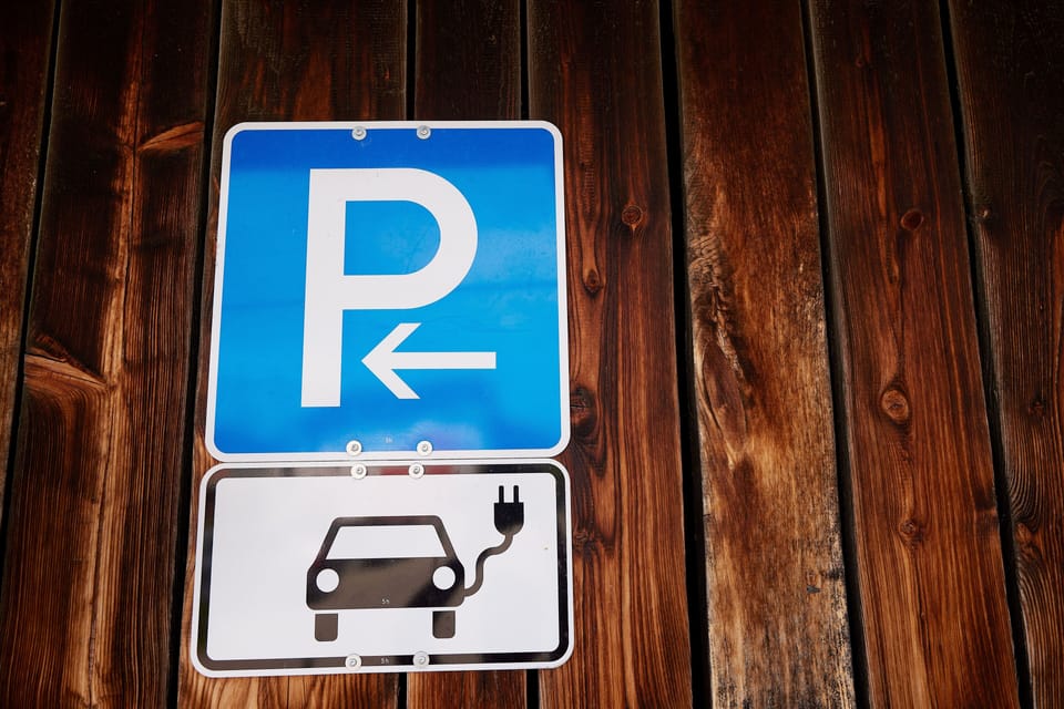 Electric vehicle charging station