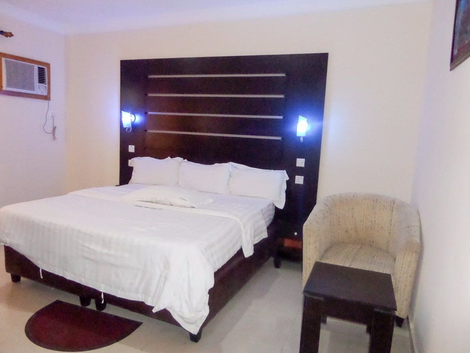 Business Room | In-room safe, individually decorated, individually furnished, desk