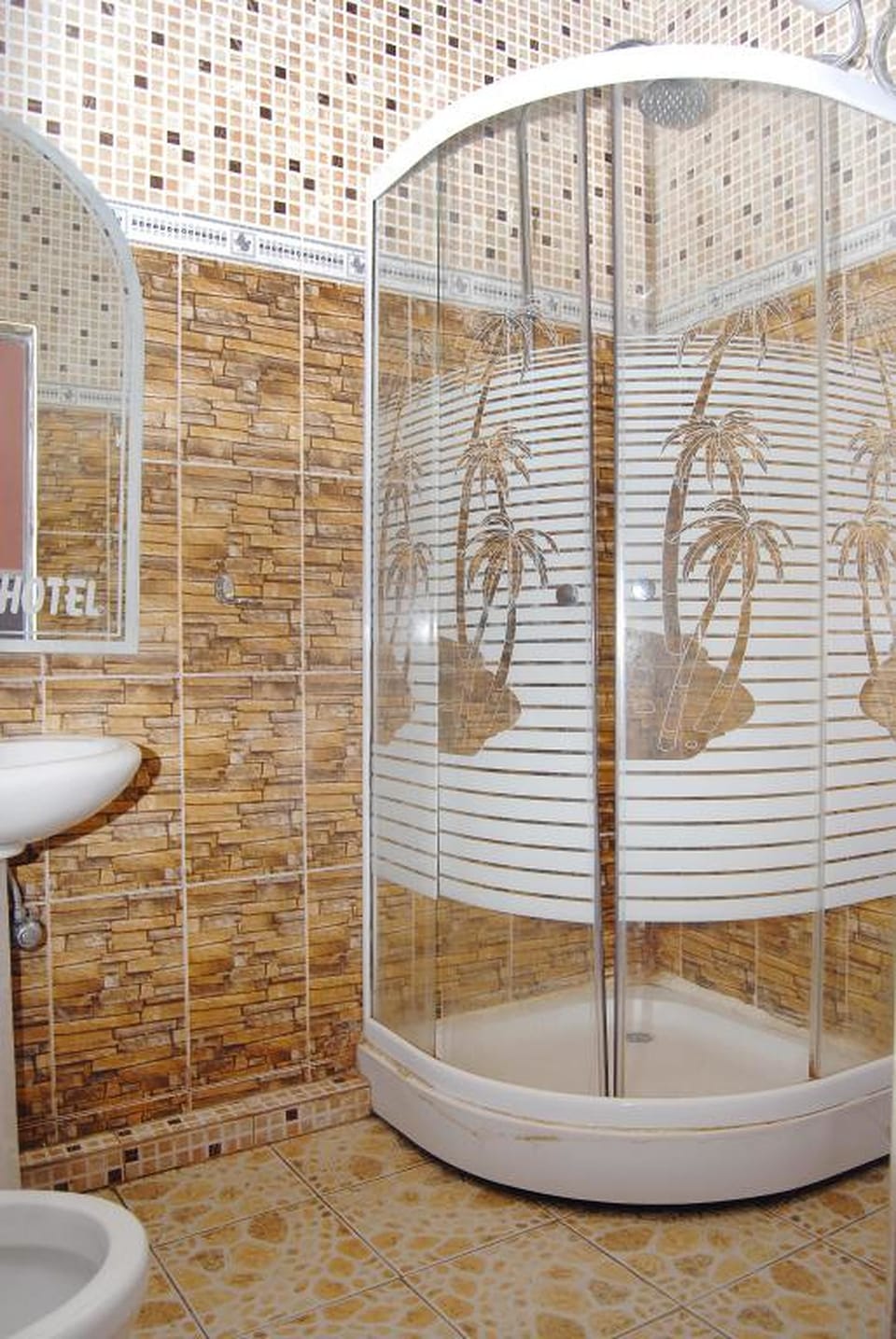 Shower, rainfall showerhead, free toiletries, towels