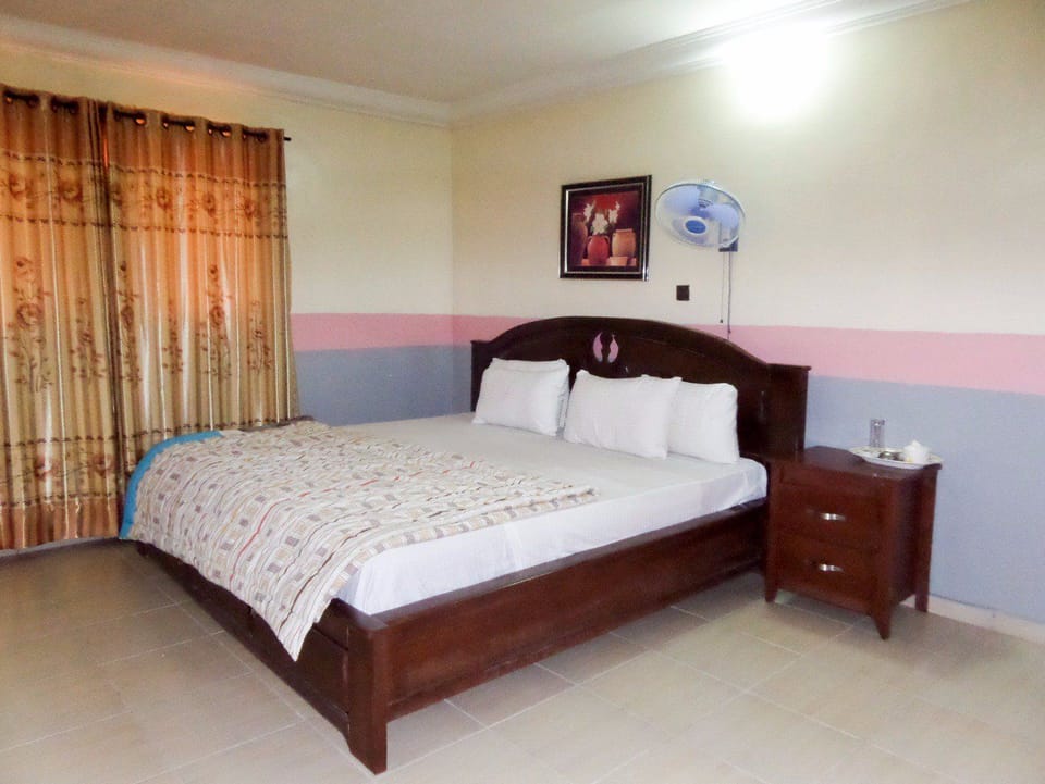 Deluxe Room, 1 Queen Bed | Desk, free WiFi