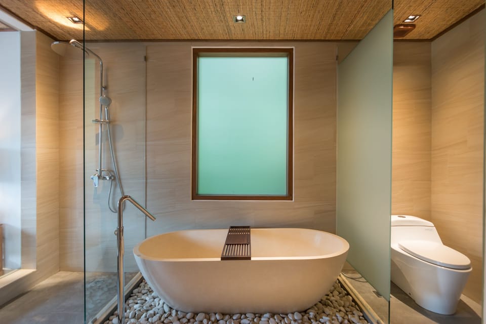Family Suite | Bathroom | Free toiletries, bathrobes, slippers, towels