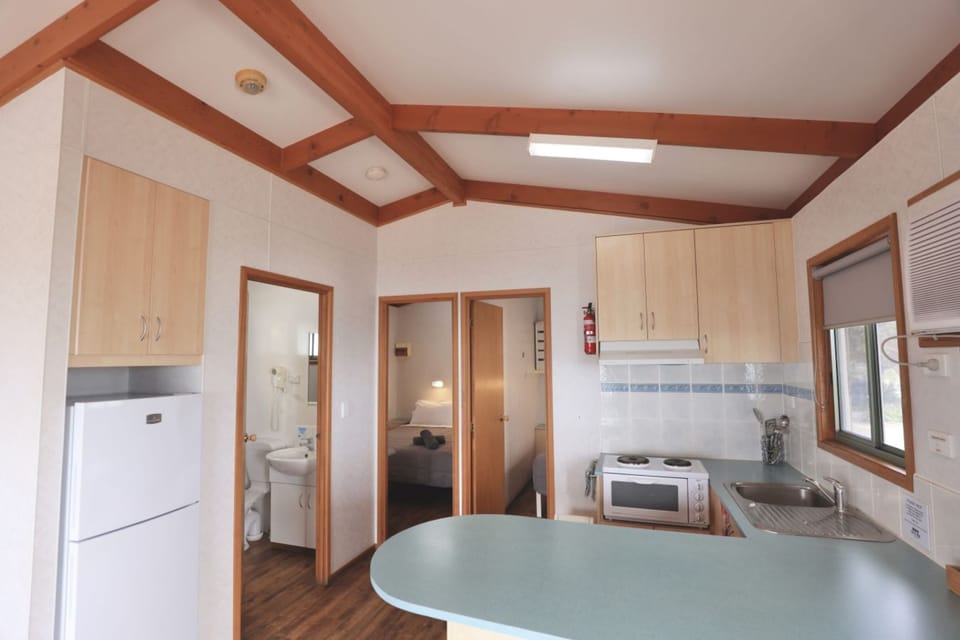 Deluxe Cabin, 2 Bedrooms, Ocean View | Iron/ironing board, free WiFi, bed sheets