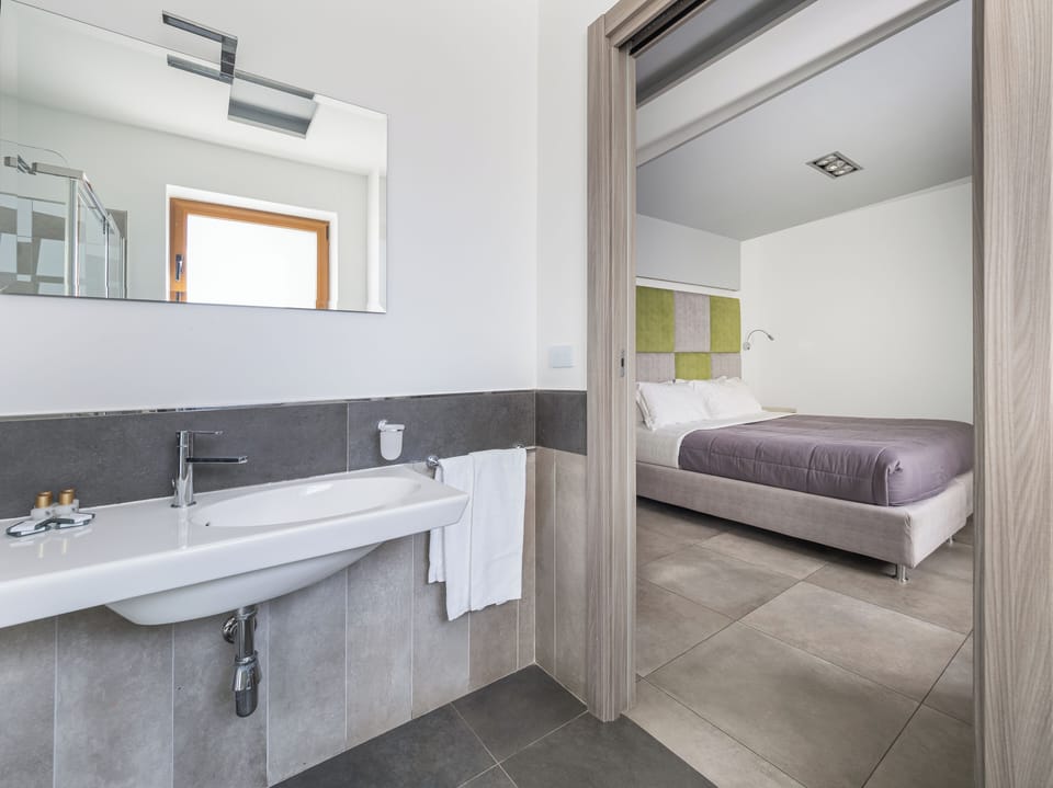 Double Room | Bathroom | Shower, free toiletries, hair dryer, bidet