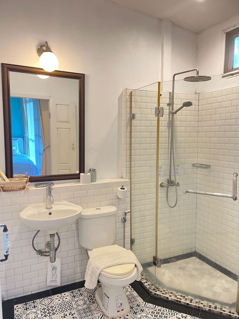 Shower, rainfall showerhead, free toiletries, hair dryer