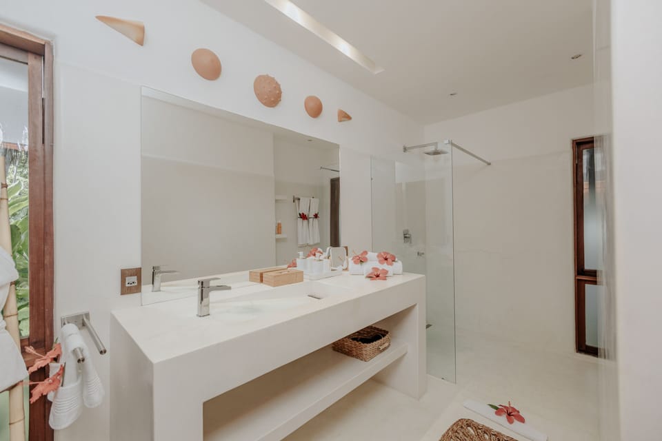 Superior Chalet, Sea View | Bathroom | Shower, free toiletries, hair dryer, bathrobes