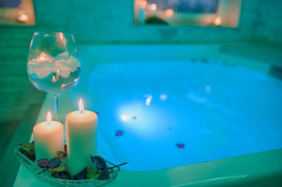 Sauna, hot tub, steam room