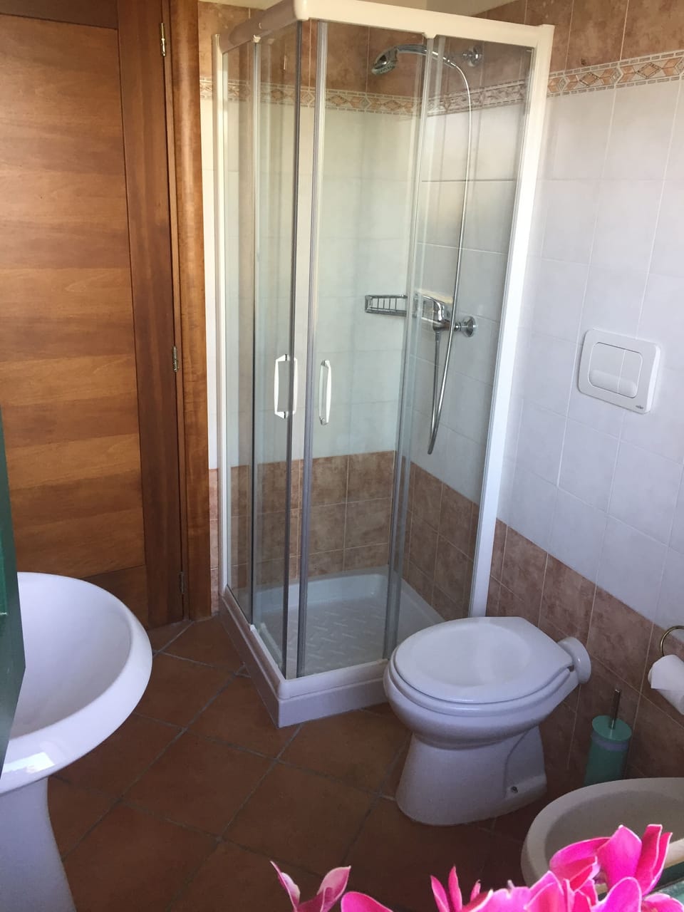 Standard Triple Room | Bathroom | Shower, free toiletries, hair dryer, bidet