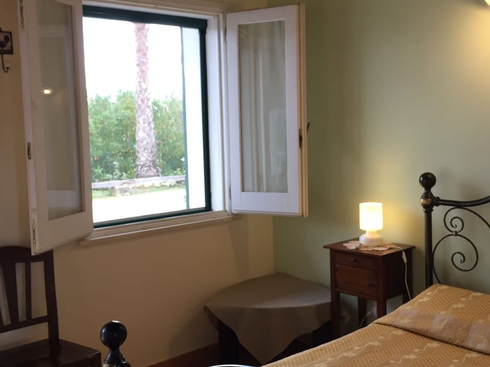Standard Double Room | Desk, soundproofing, bed sheets