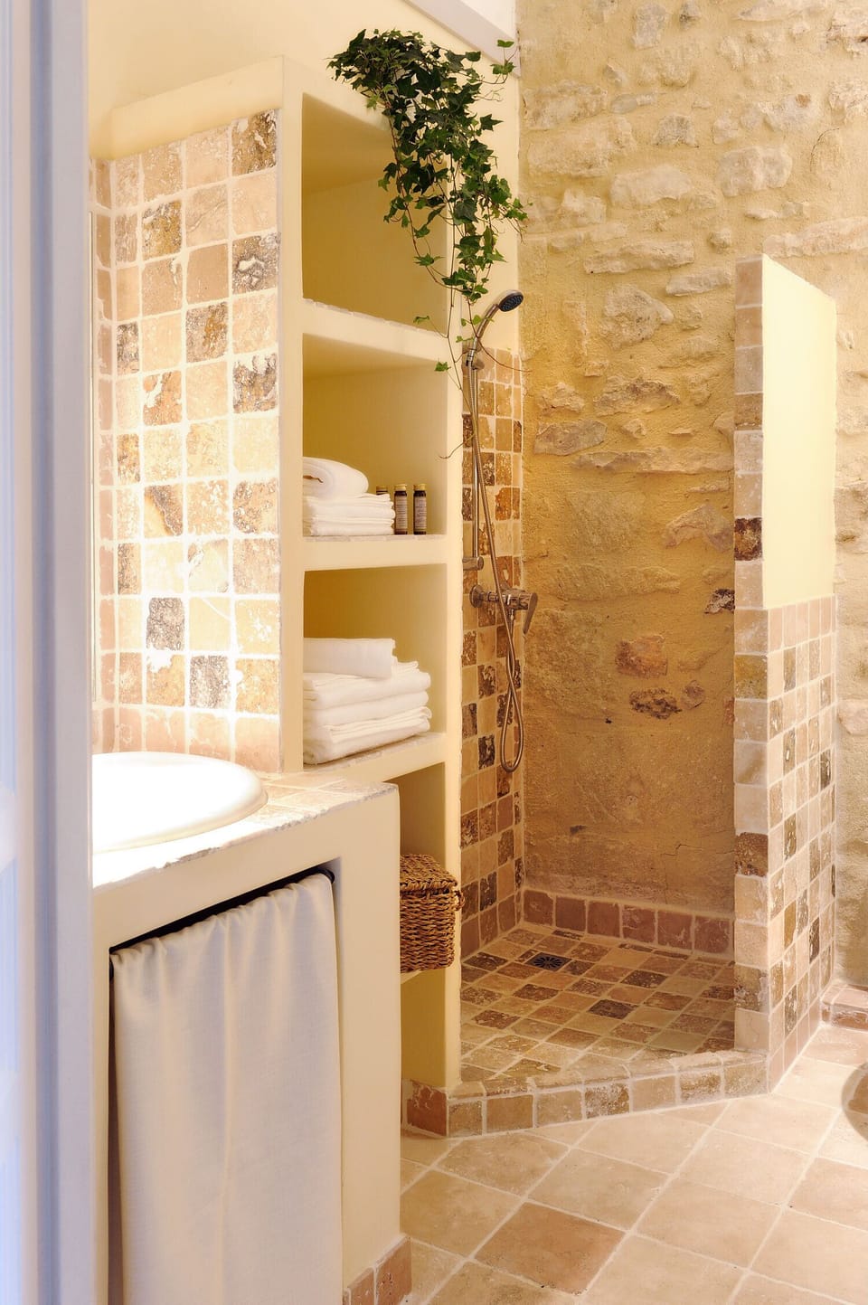 Traditional Room | Bathroom | Free toiletries, hair dryer, bathrobes, slippers