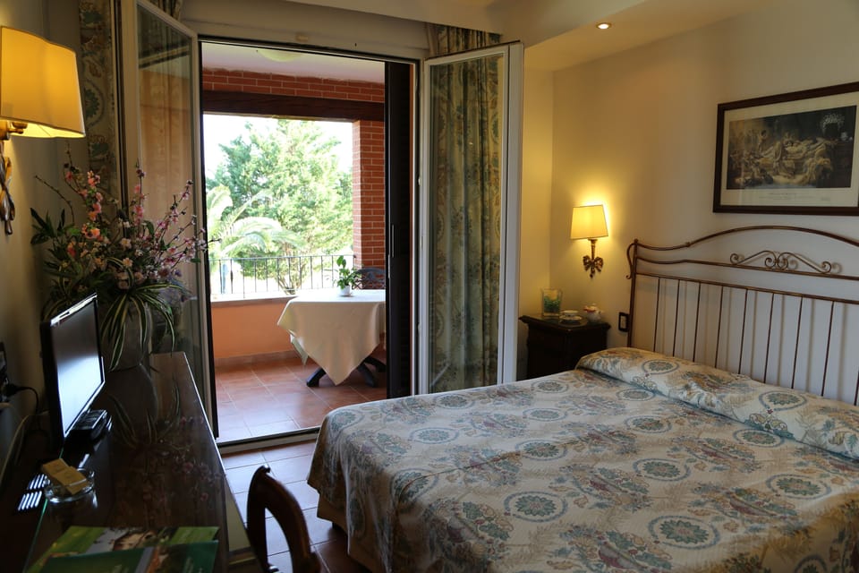 Standard Triple Room | Hypo-allergenic bedding, minibar, in-room safe, desk