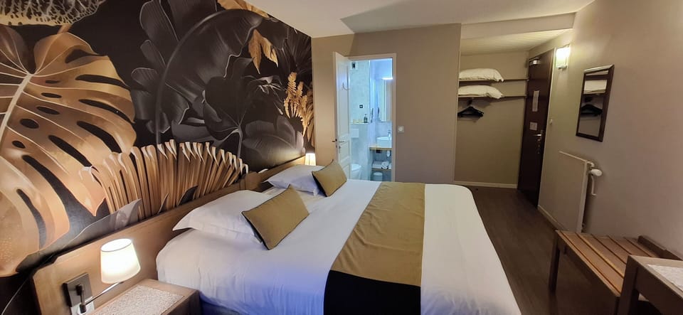 Premium Double Room, 1 King Bed, Non Smoking, Private Bathroom | Desk, free WiFi, bed sheets