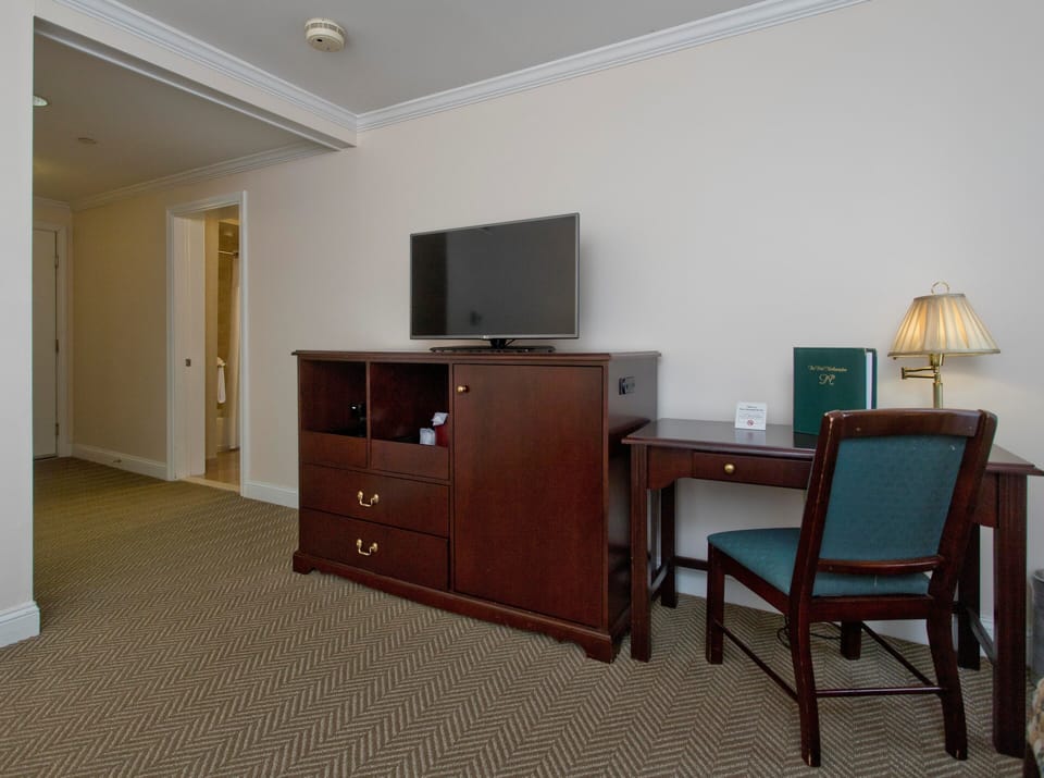 Room, 1 Queen Bed | Hypo-allergenic bedding, in-room safe, desk, laptop workspace