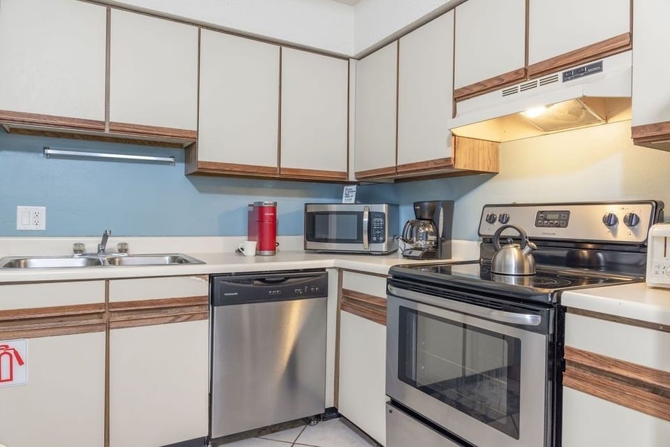 Condo, 1 Bedroom | Private kitchen | Fridge, microwave, oven, dishwasher