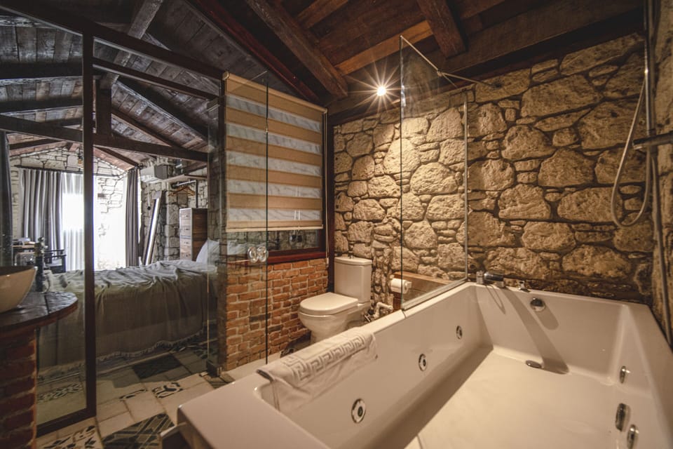 Bungalow | Bathroom | Free toiletries, hair dryer, slippers, towels