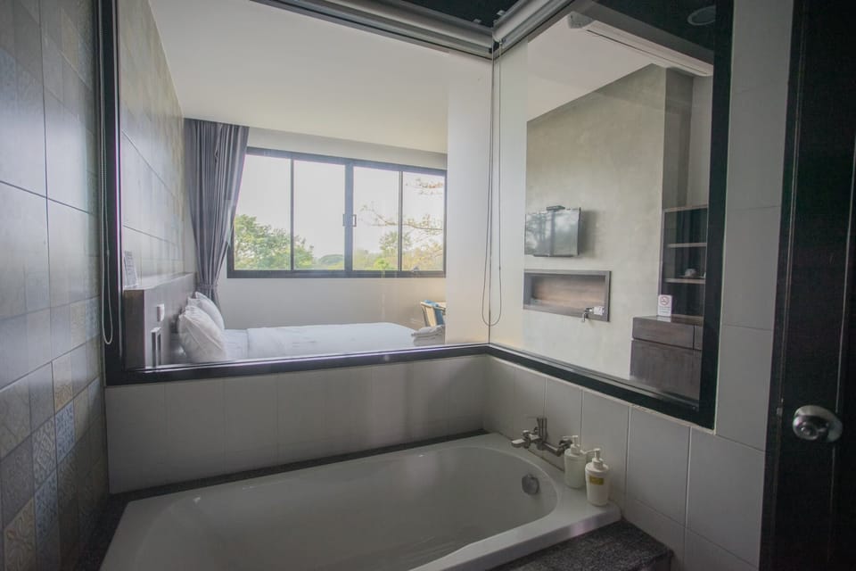 Combined shower/tub, deep soaking tub, free toiletries, hair dryer