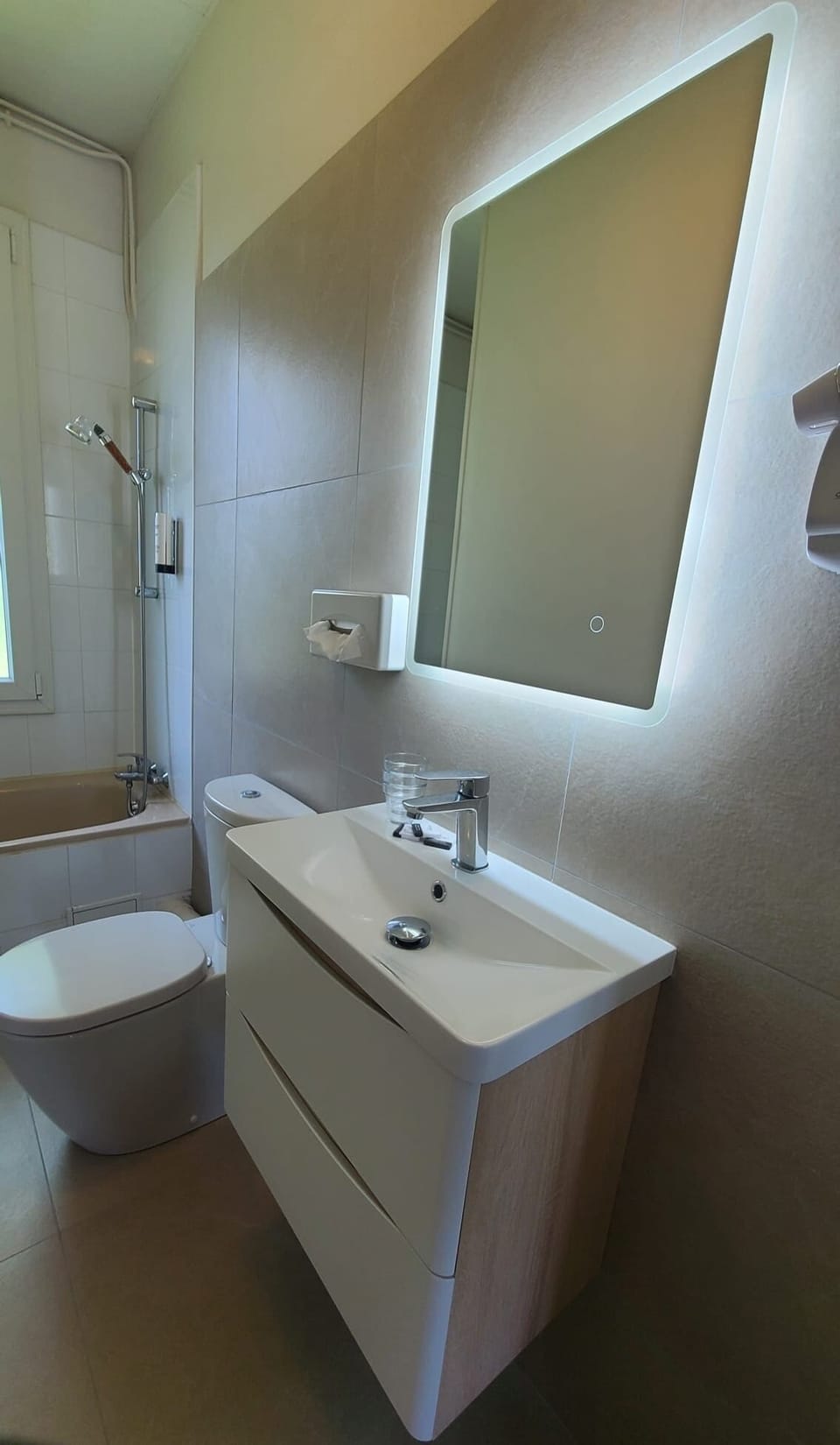 Chambre Double Supérieure, Vue Fleuve | Bathroom | Free toiletries, hair dryer, towels