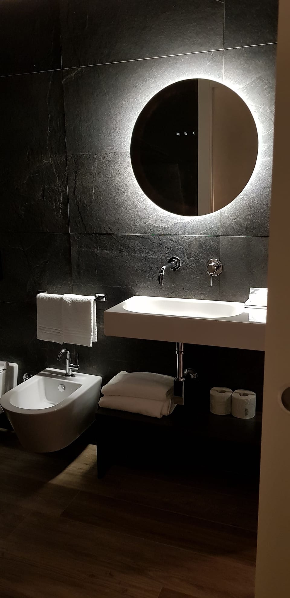 Superior Double Room | Bathroom | Shower, free toiletries, hair dryer, bidet