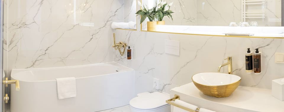 Luxury Double Room | Bathroom | Shower, free toiletries, hair dryer, bathrobes