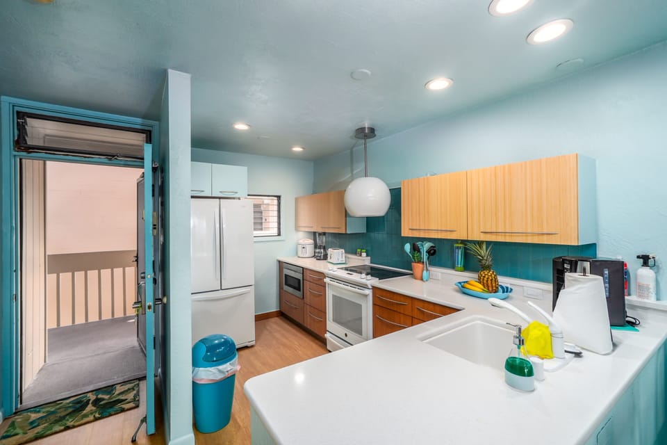Condo, 2 Bedrooms | Private kitchen | Fridge, microwave, oven, stovetop