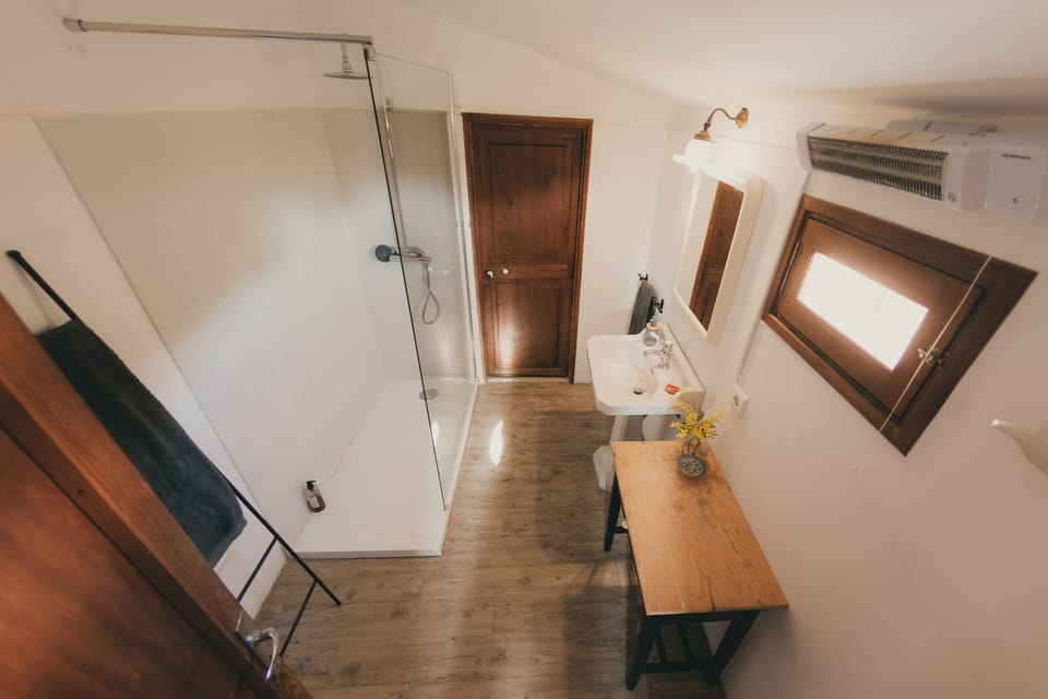 Deluxe Room | Desk, laptop workspace, iron/ironing board, free WiFi