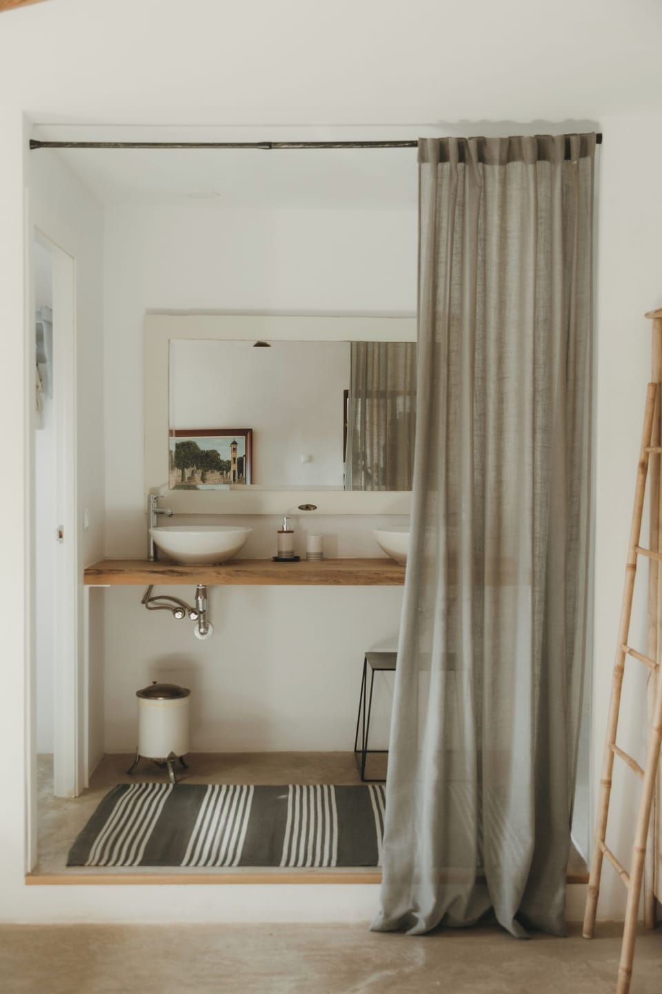 Deluxe Room | Bathroom | Shower, free toiletries, hair dryer, towels