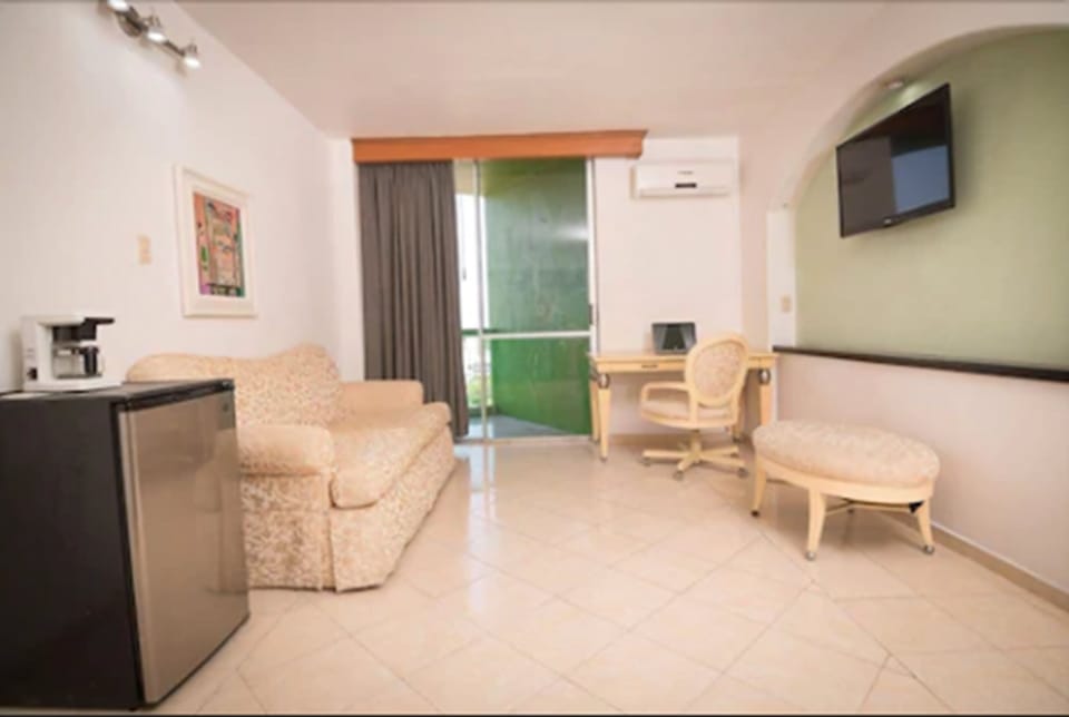 Suite | In-room safe, desk, iron/ironing board, free WiFi