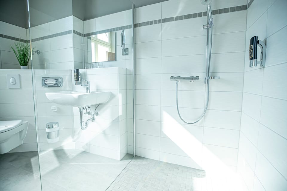 Comfort Double Room | Bathroom | Shower, free toiletries, hair dryer, towels