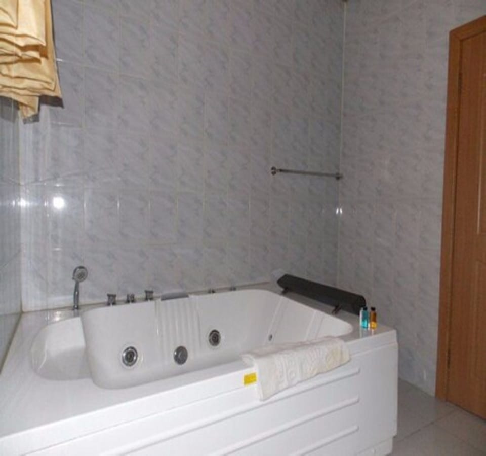 Deep soaking bathtub