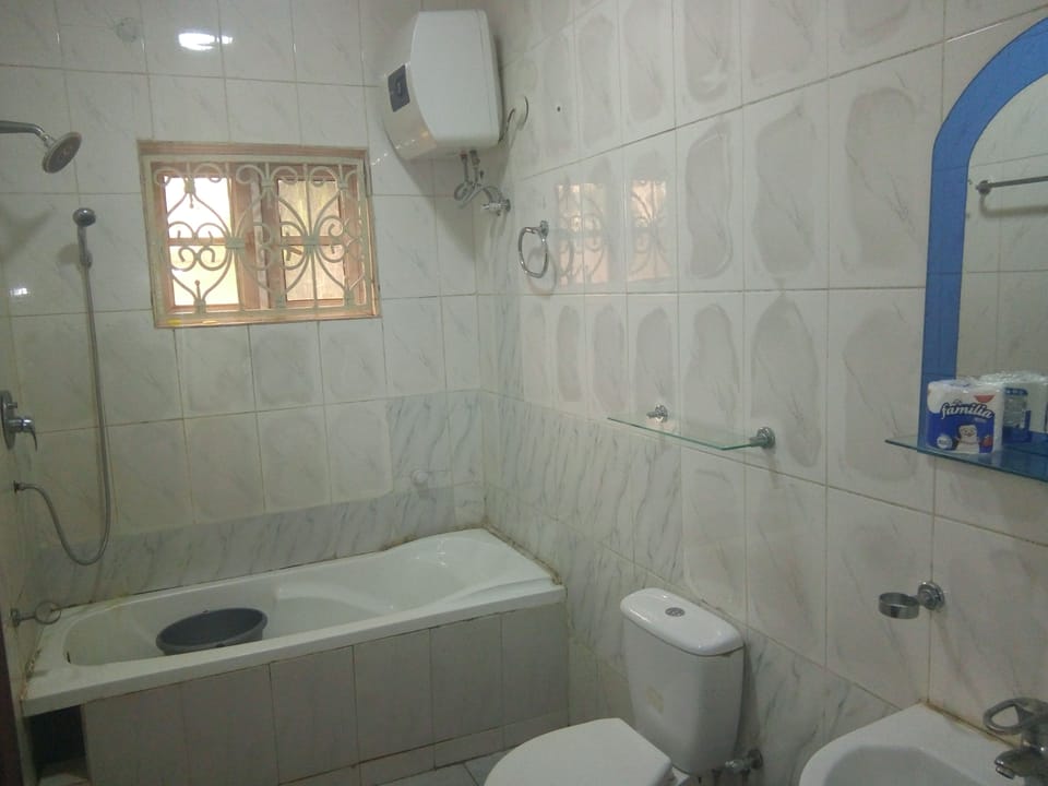 Royal Room | Bathroom | Shower, rainfall showerhead, towels
