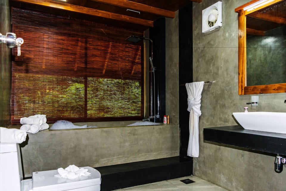 Royal Cabin, 1 Bedroom, Non Smoking, River View | Bathroom | Shower, free toiletries, hair dryer, bidet