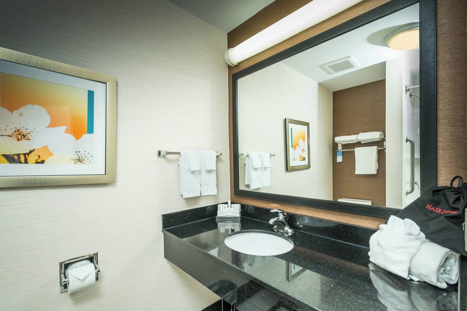 Combined shower/tub, hair dryer, towels