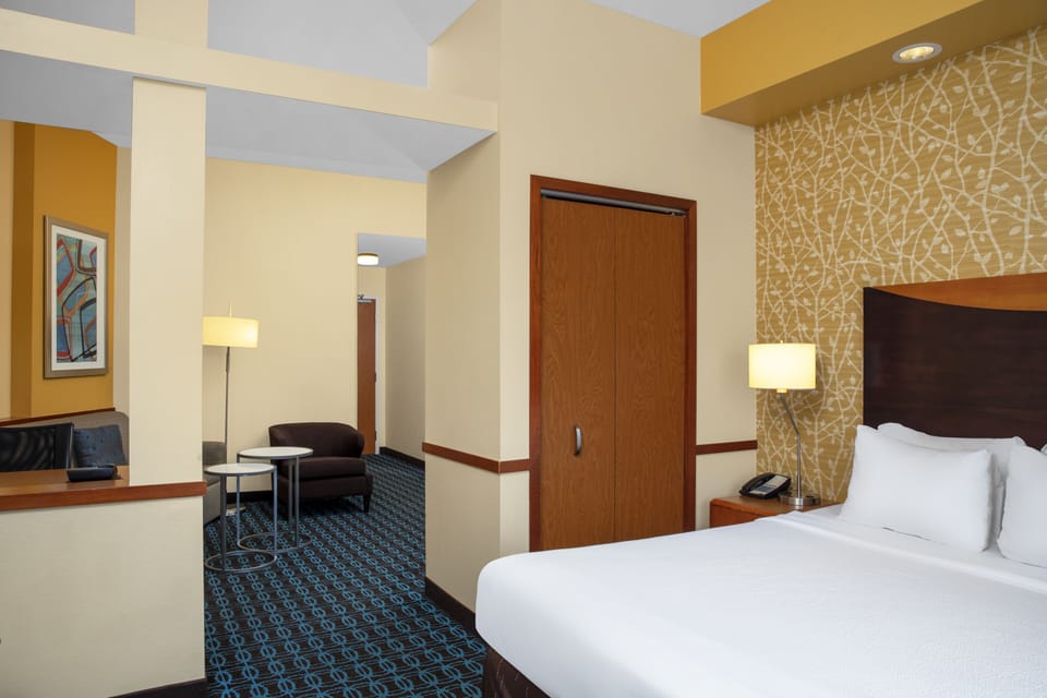 Studio, 1 King Bed with Sofa bed | In-room safe, desk, laptop workspace, blackout drapes