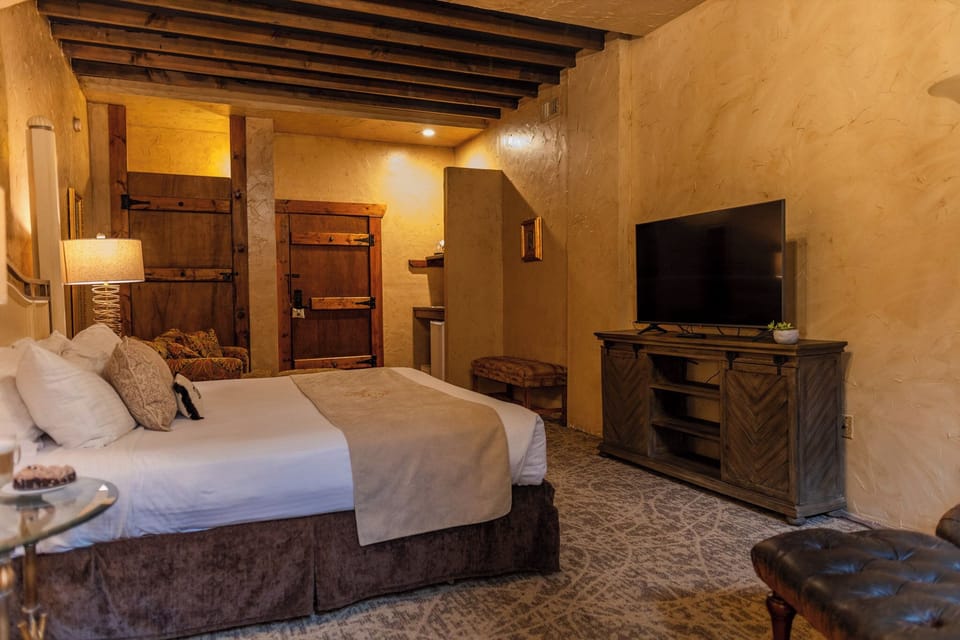 Club Room/Coach Room | Desk, laptop workspace, blackout drapes, iron/ironing board