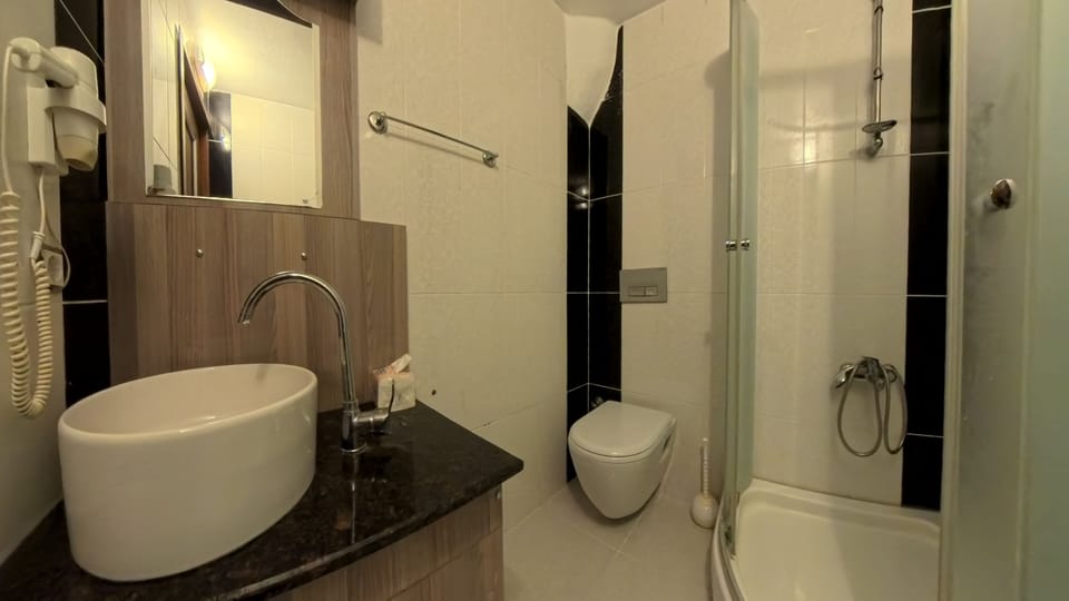 Double Room | Bathroom | Shower, free toiletries, hair dryer, towels