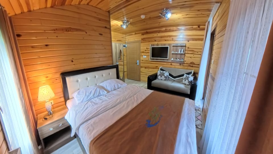 Double Room | Desk, soundproofing, iron/ironing board (on request), WiFi (free)