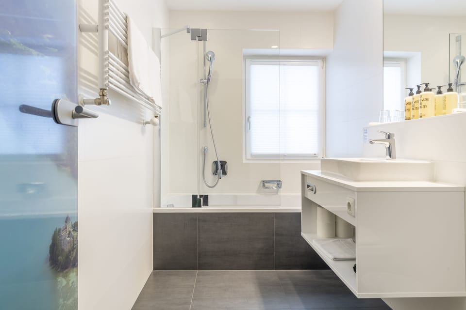 Deluxe Double Room | Bathroom | Hair dryer, towels