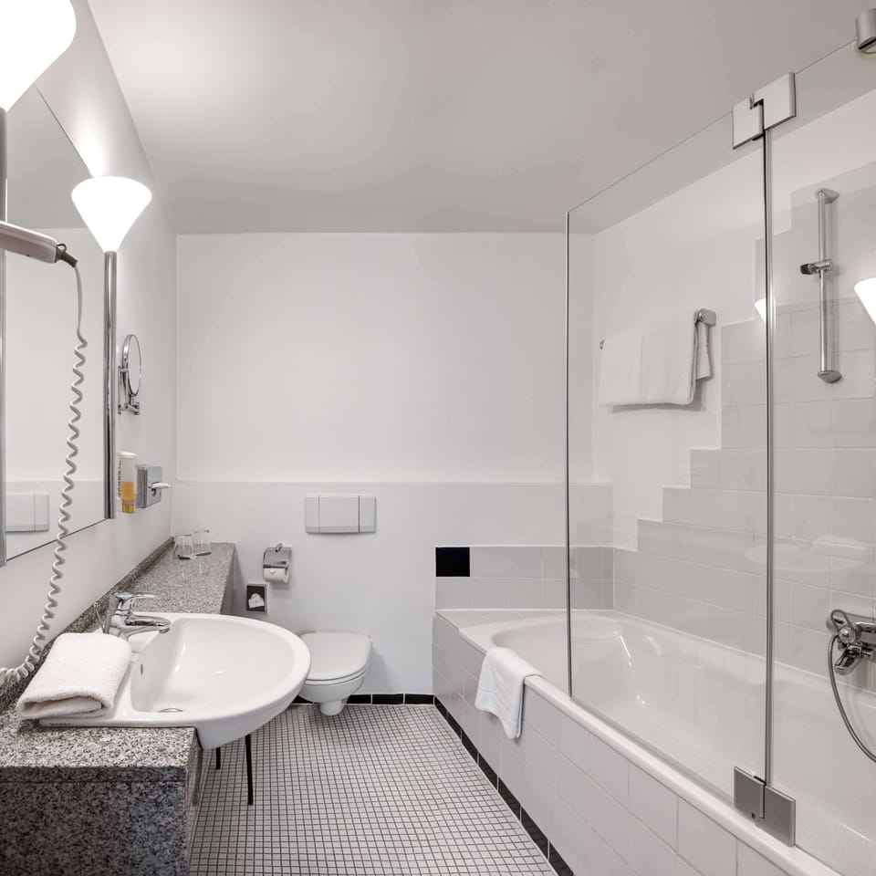 Standard Room, 1 King Bed, City View | Bathroom | Hair dryer, slippers, towels, soap