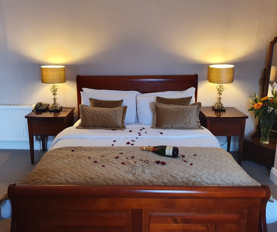 Classic Room (King) | In-room safe, desk, laptop workspace, iron/ironing board