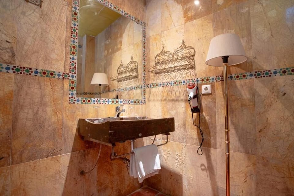 Triple Room Ensuite | Bathroom | Shower, free toiletries, hair dryer, towels