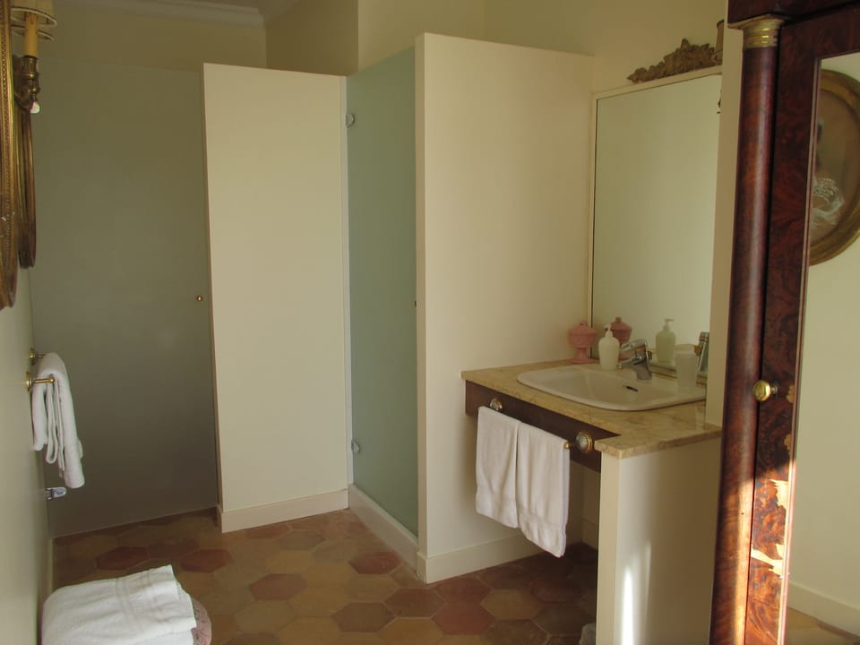 Double Room | Bathroom | Free toiletries, hair dryer, bathrobes, slippers