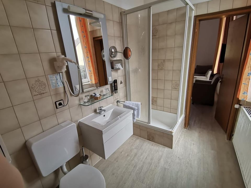 Double Room | Bathroom | Shower, free toiletries, hair dryer, towels