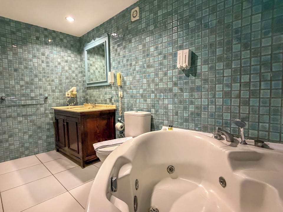 Suite | Bathroom | Free toiletries, hair dryer, slippers, towels