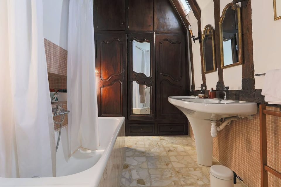 Suite (Plantagenet) | Bathroom | Free toiletries, hair dryer, bathrobes, slippers