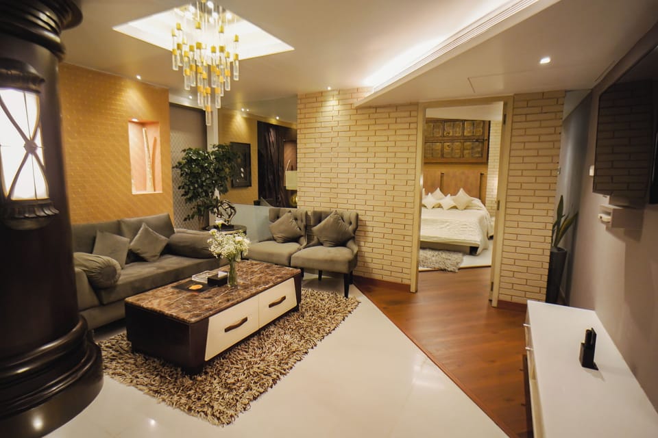 Presidential Room | Living area | 32-inch flat-screen TV with satellite channels